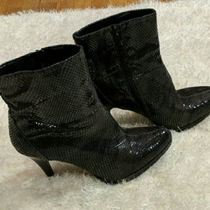 Nine West Snakeskin boots size 8